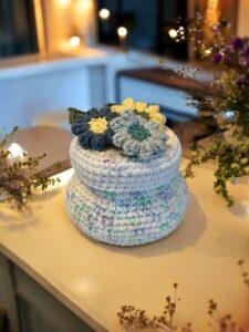 Crochet jars with lids decorated with flowers and leaves from free pattern